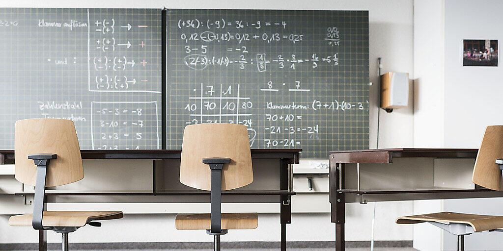Im Fach Mathematik sind die Schweizer Schülerinnen und Schüler immer noch gut klassiert, während sie beim Lesen und im Fach Wissenschaft den OECD-Durchschnitt nur noch knapp übertreffen. (Archivbild)