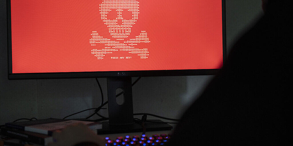 Internetkriminalität nimmt weltweit zu. Der Bundesrat handelt und rüstet bei der verwaltungsinternen Cybersicherheit auf. (Themenbild)