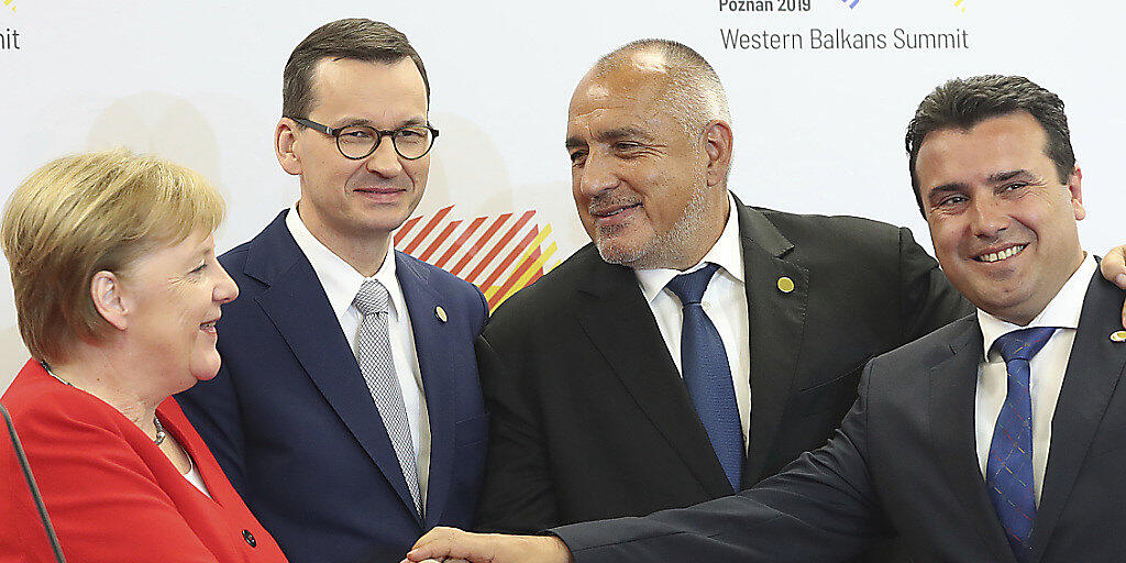 Die deutsche Kanzlerin Merkel sieht eine "strategische Verantwortung" für eine EU-Erweiterung um jene Balkanstaaten, die einen Beitritt anstreben. Im Bild mit den Regierungschefs Polens, Bulgariens und Nordmazedoniens Mateusz Morawiecki (l), Boyko Borisov und Zoran Zaev.
