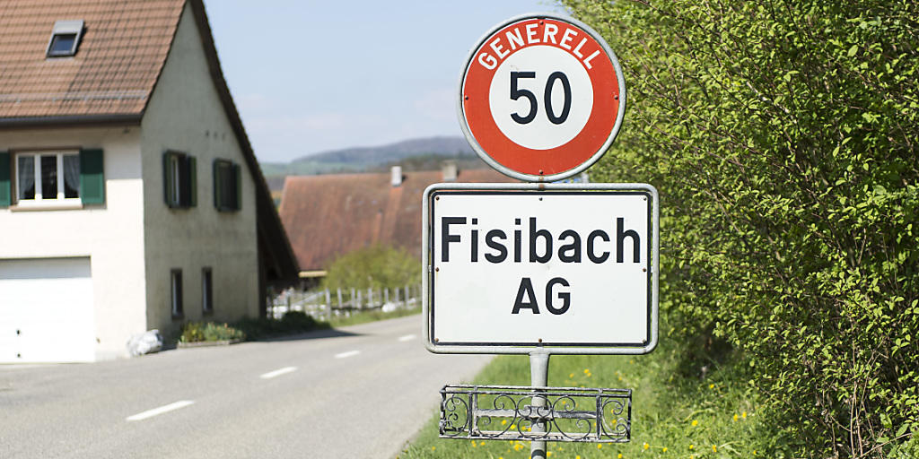Die kleine Aargauer Gemeinde Fisibach träumt von einem Wechsel zum Kanton Zürich. Die Aargauer Regierungsrat hält nichts davon. Die kleine Aargauer Gemeinde Fisibach träumt von einem Wechsel zum Kanton Zürich. Die Aargauer Regierungsrat hält nichts davon.