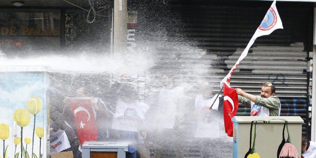 Demonstranten suchen Schutz vor den Wasserwerfern der Polizei in Istanbul.
