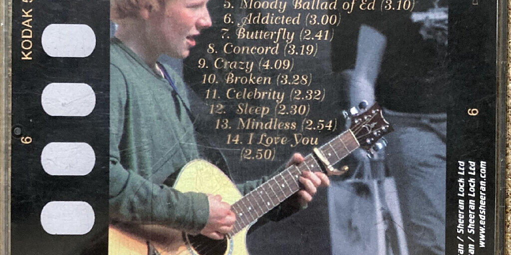 HANDOUT - Die Rückseite von Ed Sheerans erster Demo-CD namens "Spinning Man" (undatierte Aufnahme). Ein unveröffentlichtes Album von Pop-Superstar Ed Sheeran (29) aus Teenagerzeiten ist bei einer Auktion für 50 000 britische Pfund (etwa 55 000 Euro) versteigert worden. Foto: Omega Auctions/PA Media/dpa - ACHTUNG: Nur zur redaktionellen Verwendung im Zusammenhang mit der aktuellen Berichterstattung und nur mit vollständiger Nennung des vorstehenden Credits HANDOUT - Die Rückseite von Ed Sheerans erster Demo-CD namens "Spinning Man" (undatierte Aufnahme). Ein unveröffentlichtes Album von Pop-Superstar Ed Sheeran (29) aus Teenagerzeiten ist bei einer Auktion für 50 000 britische Pfund (etwa 55 000 Euro) versteigert worden. Foto: Omega Auctions/PA Media/dpa - ACHTUNG: Nur zur redaktionellen Verwendung im Zusammenhang mit der aktuellen Berichterstattung und nur mit vollständiger Nennung des vorstehenden Credits
