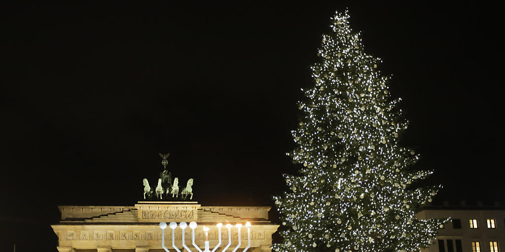 Der Chanukka-Leuchter vor dem Brandenburger Tor wurde vom Sohn eines Anschlagsopfers entzündet.