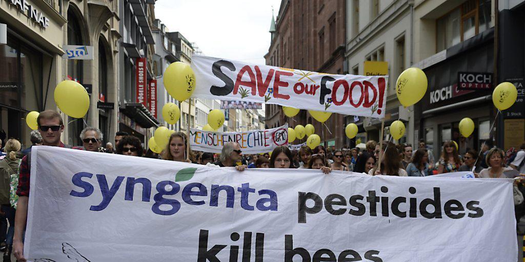 In Basel demonstrierten über 1000 Menschen gegen die Agrochemiekonzerne Monsanto und Syngenta