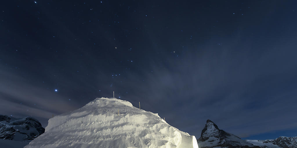 Das Rekord-Iglu im Skigebiet von Zermatt mit dem Matterhorn im Hintergrund.