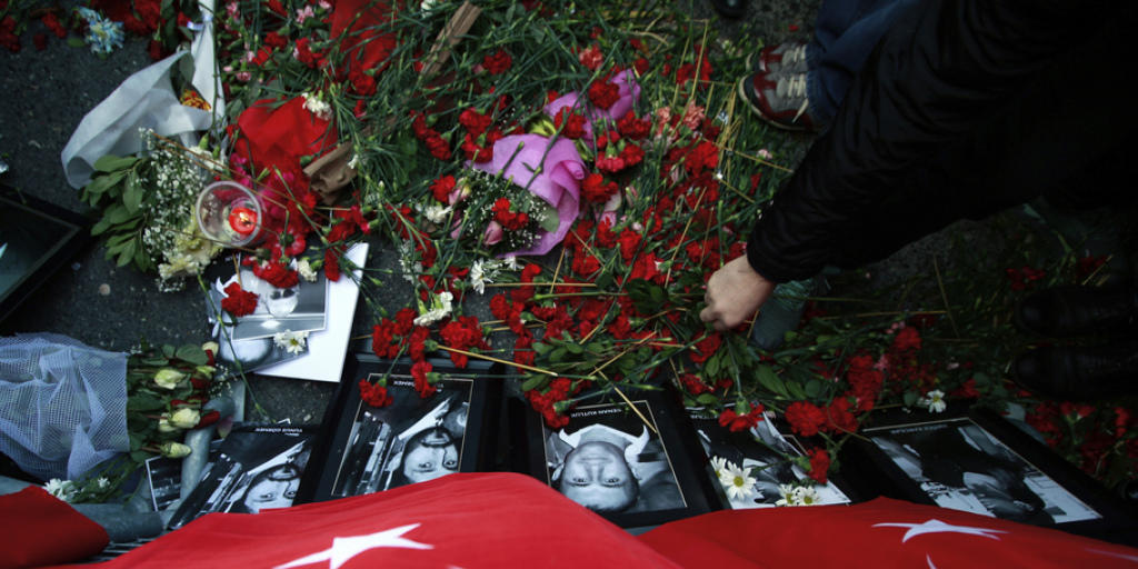 Blumen werden in Gedenken an die Opfer des Nachtclub-Attentats von Istanbul niedergelegt. Der Attentäter hatte in der Silvesternacht im Nachtclub "Reina" 39 Menschen getötet. (Archiv) Blumen werden in Gedenken an die Opfer des Nachtclub-Attentats von Istanbul niedergelegt. Der Attentäter hatte in der Silvesternacht im Nachtclub "Reina" 39 Menschen getötet. (Archiv)