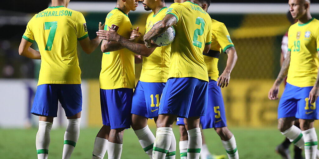 Die brasilianischen Spieler freuen sich über das einzige Tor gegen Venezuela