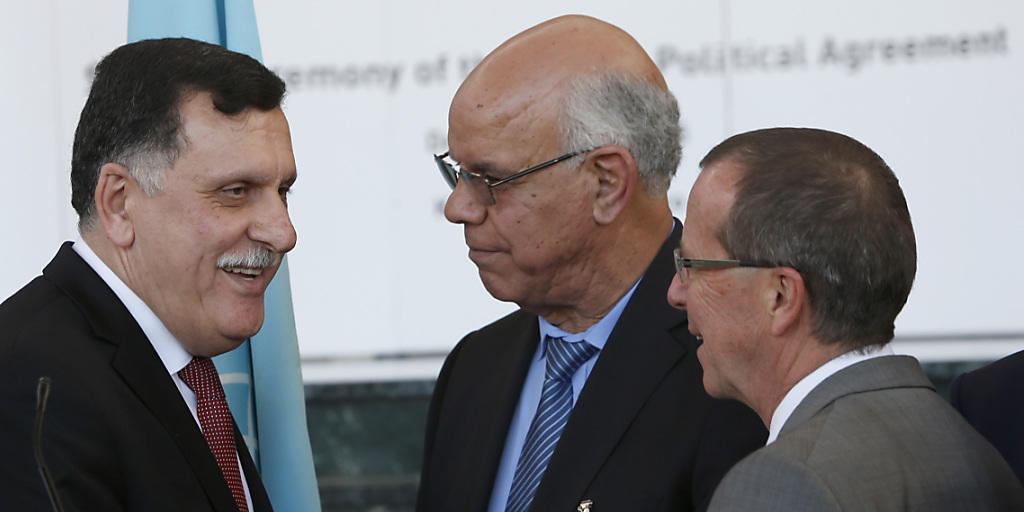 Der designierte libysche Ministerpräsident Fajiz al-Sarradsch (links) im Gespräch mit dem Delegationschef der Tobruker Regierung (Mitte) und dem UNO-Libyen-Vermittler Martin Kobler (rechts) im Dezember bei Verhandlungen in Marokko.