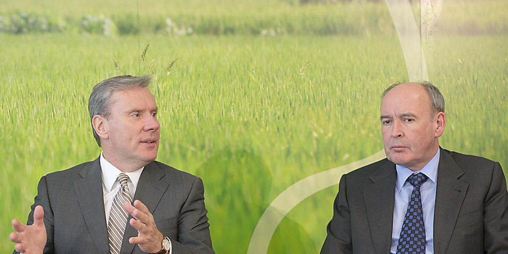 Syngenta-Finanzchef John Ramsay (rechts) hier im Bild mit Ex-Syngenta-Chef Michael Mack (links) nimmt den Hut. (Archiv)