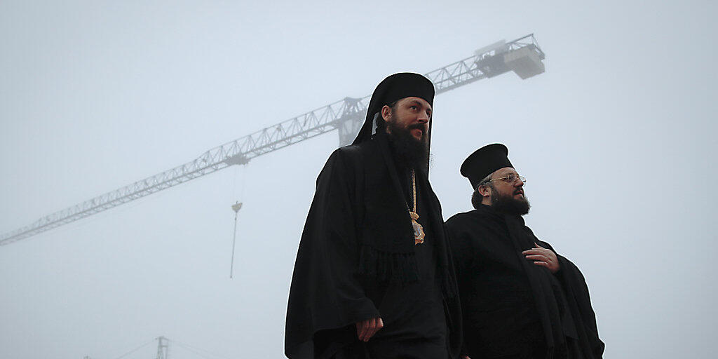 Priester am Sonntag in Bukarest auf dem Weg zur Kirchenweihe. Priester am Sonntag in Bukarest auf dem Weg zur Kirchenweihe.