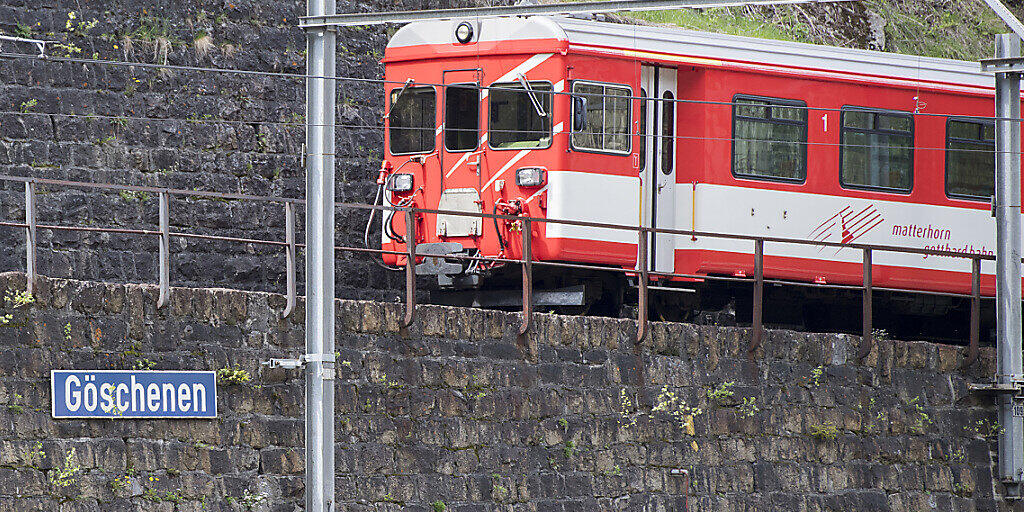 Ein Personenzug der Matterhorn-Gotthard-Bahn beim Bahnhof in Göschenen im Kanton Uri. (Archivbild)