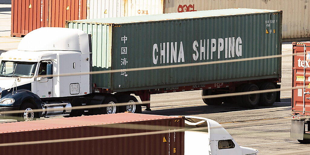 Die USA und China wollen wieder Gespräche zum Handelsstreit aufnehmen. (Foto: Etienne Laurent/EPA)