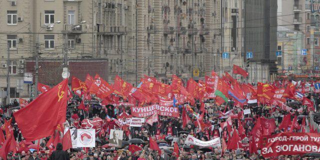 1.-Mai-Kundgebung in Moskau mit Sowjetunion-Fahnen