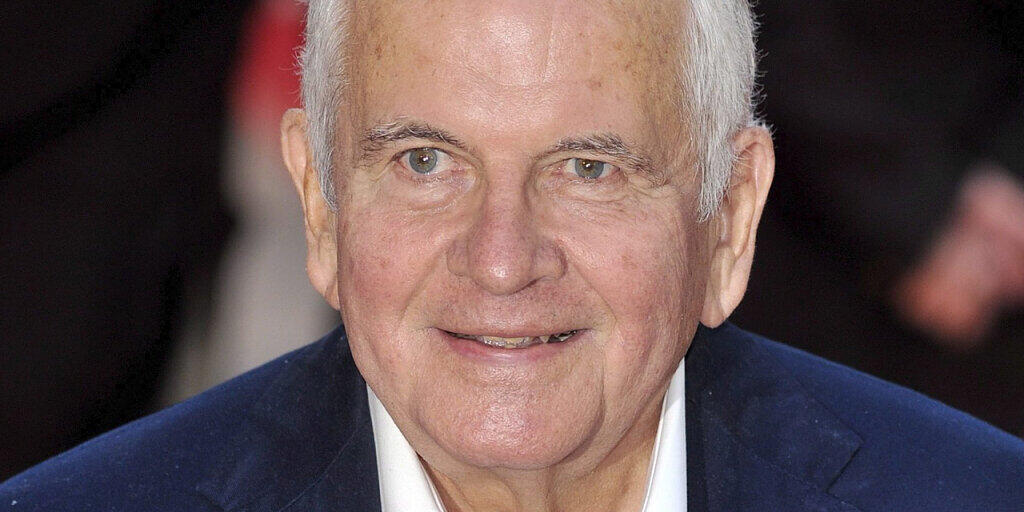 ARCHIV - Der britische Schauspieler Ian Holm trifft zur Weltpremiere des Films "The Duchess" am Odeon Leicester Square ein. Der Darsteller des Bilbo Beutlin aus der Fantasy-Trilogie «Herr der Ringe», Ian Holm, ist gestorben. Das berichtete die britische Nachrichtenagentur PA unter Berufung auf seinen Agenten. Foto: Daniel Deme/EPA FILES/dpa ARCHIV - Der britische Schauspieler Ian Holm trifft zur Weltpremiere des Films "The Duchess" am Odeon Leicester Square ein. Der Darsteller des Bilbo Beutlin aus der Fantasy-Trilogie «Herr der Ringe», Ian Holm, ist gestorben. Das berichtete die britische Nachrichtenagentur PA unter Berufung auf seinen Agenten. Foto: Daniel Deme/EPA FILES/dpa