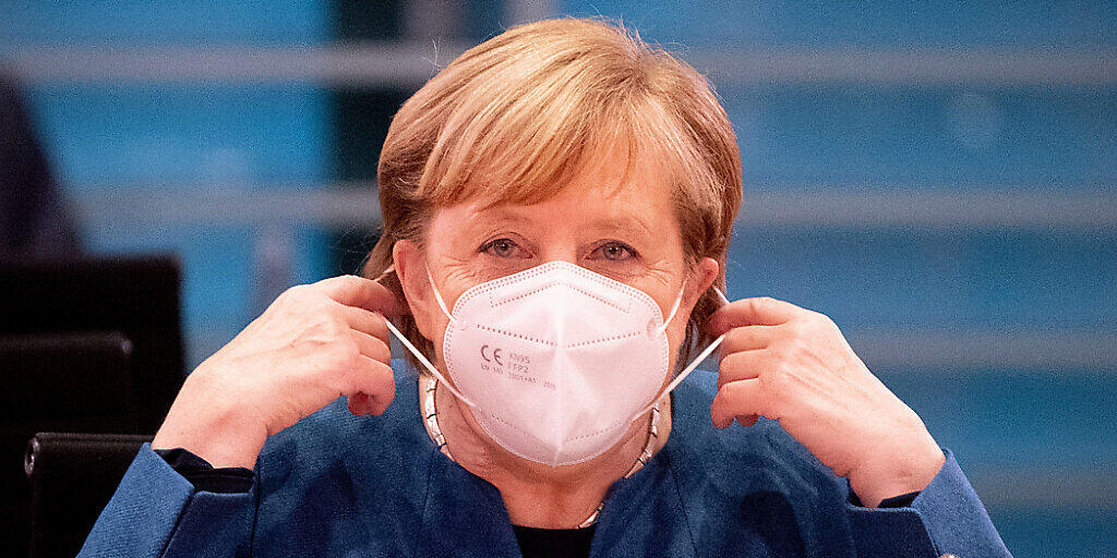 dpatopbilder - Bundeskanzlerin Angela Merkel (CDU) setzt zu Beginn der Sitzung des Bundeskabinetts im Bundeskanzleramt die Mund-Nasenbedeckung ab. Der Bund will mit drastischen Kontaktbeschränkungen die massiv steigenden Corona-Infektionszahlen in den Griff bekommen. Foto: Kay Nietfeld/dpa-Pool/dpa dpatopbilder - Bundeskanzlerin Angela Merkel (CDU) setzt zu Beginn der Sitzung des Bundeskabinetts im Bundeskanzleramt die Mund-Nasenbedeckung ab. Der Bund will mit drastischen Kontaktbeschränkungen die massiv steigenden Corona-Infektionszahlen in den Griff bekommen. Foto: Kay Nietfeld/dpa-Pool/dpa