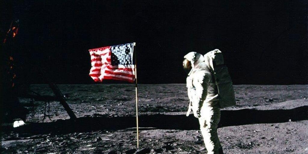 Edwin "Buzz" Aldrin und die US-Flagge auf dem Mond. Einige der Bilder der Mondlandung entstanden mit Hilfe von Objektiven der Firma Kern in Aarau. (Archivbild)
