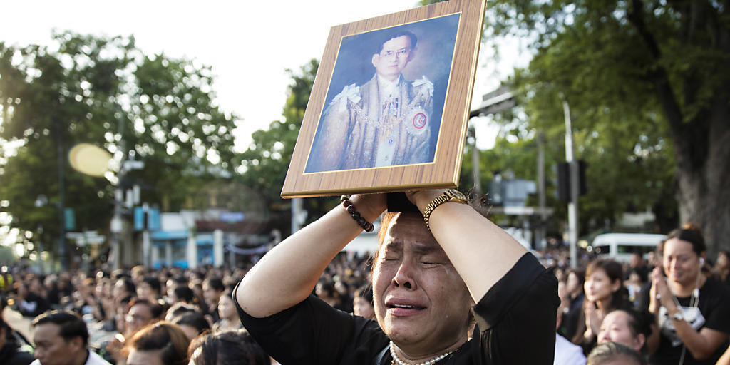 Thailand trauert um König Bhumibol - zehntausende säumen die Strassen als der Trauerzug vom Spital in den grossen Palast fährt. Thailand trauert um König Bhumibol - zehntausende säumen die Strassen als der Trauerzug vom Spital in den grossen Palast fährt.