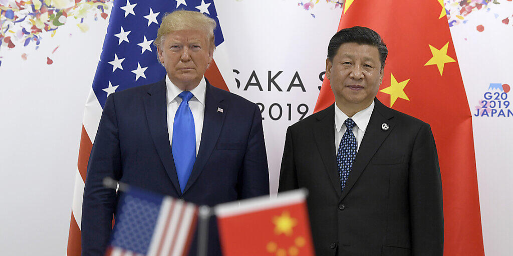 China dürfte die USA im Jahr 2028 wirtschaftlich überholen. Im Bild der noch amtierende US-Präsident Donald Trump (links) und der chinesische Präsident Xi Jinping. (Archivbild) China dürfte die USA im Jahr 2028 wirtschaftlich überholen. Im Bild der noch amtierende US-Präsident Donald Trump (links) und der chinesische Präsident Xi Jinping. (Archivbild)