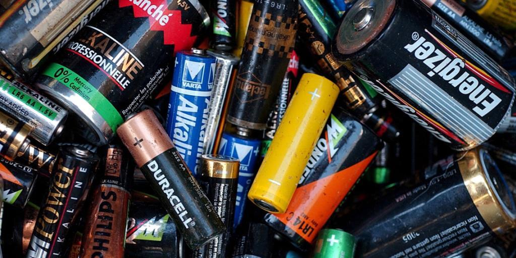 Wenn Batterien unsachgemäss entsorgt werden, wird Blei freigesetzt - dies ist die weltweit häufigste Umweltgiftquelle. (Symbolbild) Wenn Batterien unsachgemäss entsorgt werden, wird Blei freigesetzt - dies ist die weltweit häufigste Umweltgiftquelle. (Symbolbild)