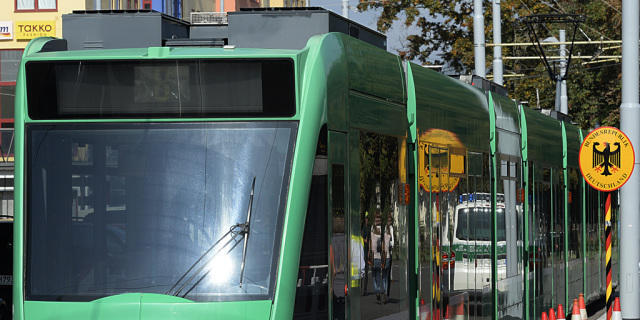 Ein Combino-Tram in Basel an der Grenze zu Deutschland