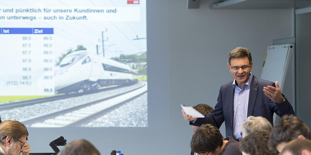 Philippe Gauderon, Leiter SBB-Infrastruktur, stellt den Fahrplan 2018 vor. Dieser bringt einen Angebotsausbau in der Romandie aber auch mehr Einschränkungen durch Baumassnahmen. Fahrplanwechsel ist am 10. Dezember 2017.