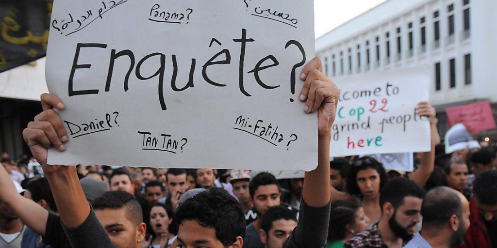 Demonstranten in der Stadt Al-Hoceima fordern Gerechtigkeit nach dem Tod eines Fischverkäufers in Marokko. (Archivbild) Demonstranten in der Stadt Al-Hoceima fordern Gerechtigkeit nach dem Tod eines Fischverkäufers in Marokko. (Archivbild)