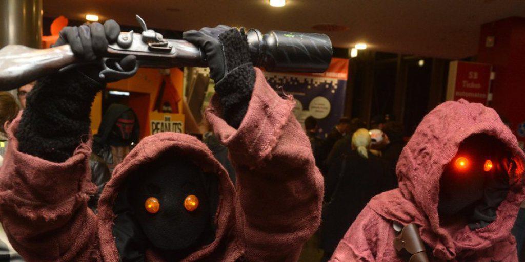 Ein Popcorn und eine Cola bitte: So sah es aus (hier eine Szene aus einem Kino in Deutschland), als die eingefleischten "Star Wars"-Fans die gestrige Vorpremiere von "Star Wars: The Force Awakens" besuchten. Ein Popcorn und eine Cola bitte: So sah es aus (hier eine Szene aus einem Kino in Deutschland), als die eingefleischten "Star Wars"-Fans die gestrige Vorpremiere von "Star Wars: The Force Awakens" besuchten.