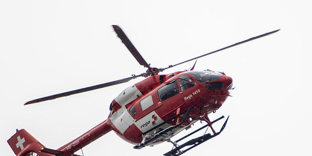 Die Rega flog am Freitagabend eine 17-jährige Frau ins Spital, die in Sulgen TG von ihrem Pferd gefallen war. (Symbolbild) Die Rega flog am Freitagabend eine 17-jährige Frau ins Spital, die in Sulgen TG von ihrem Pferd gefallen war. (Symbolbild)