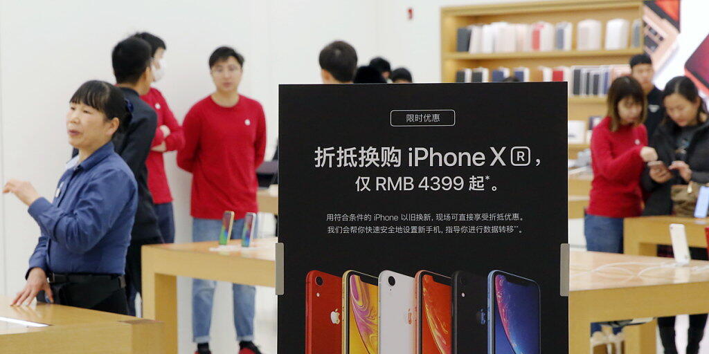 Nachdem die Apple-Verkäufe in China unter Druck geraten sind, haben verschiedene Elektronikhändler die Preise für das neue iPhone-Modell gesenkt,  (Archivbild)