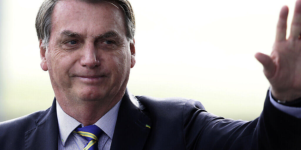 Brasiliens Präsident Jair Bolsonaro hatte die Tragweite des Coronavirus zunächst verharmlost. Nun holt die rasant steigende Zahl von Toten den Präsidenten ein. (Archivbild) Brasiliens Präsident Jair Bolsonaro hatte die Tragweite des Coronavirus zunächst verharmlost. Nun holt die rasant steigende Zahl von Toten den Präsidenten ein. (Archivbild)
