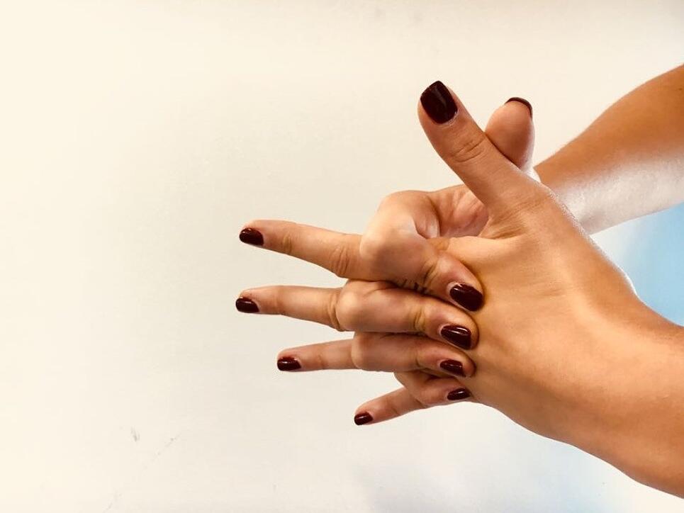 Fingerknacken ist laut Studien medizinisch gesehen weder nützlich noch schädlich. (Symbolbild)