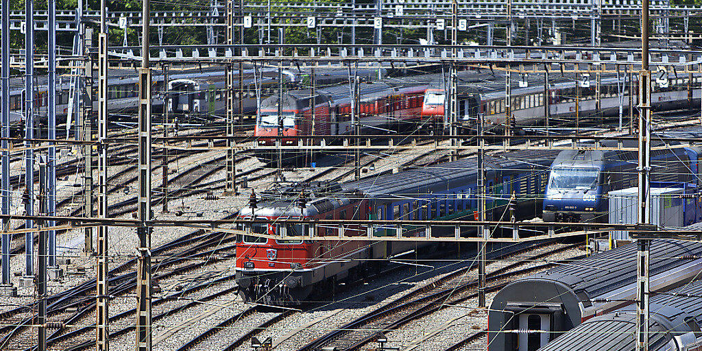 Der Bahnverkehr in und um den Bahnhof Bern kam am Freitag für einige Minuten zum Erliegen. Grund dafür war eine Fahrleitungsstörung (Archivbild).