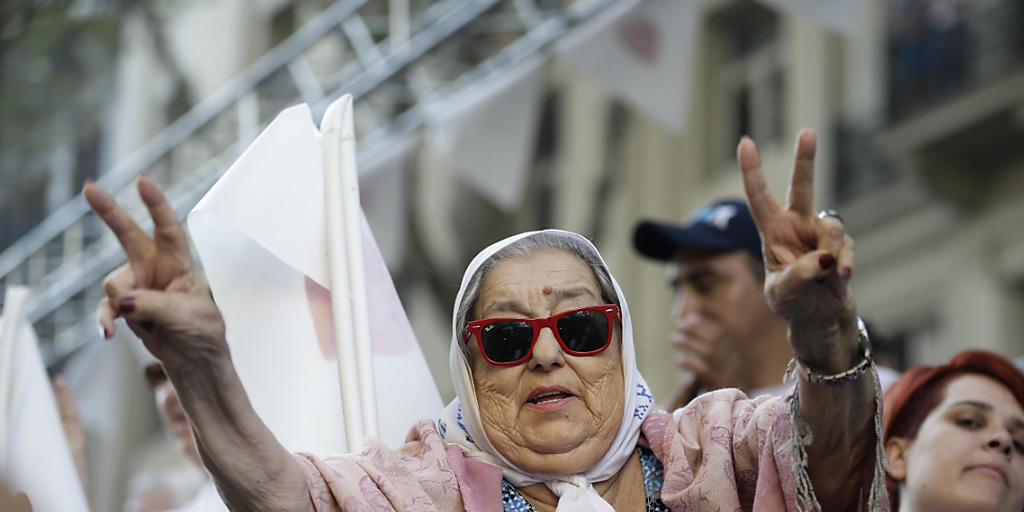 Die 88-jährige Aktivistin Hebe de Bonafini erinnert gemeinsam mit hunderten Personen auf dem Plaza de Mayo in Buenos Aires an die Verbrechen der argentinischen Militärdiktatur und fordert deren Aufklärung. (Archivbild) Die 88-jährige Aktivistin Hebe de Bonafini erinnert gemeinsam mit hunderten Personen auf dem Plaza de Mayo in Buenos Aires an die Verbrechen der argentinischen Militärdiktatur und fordert deren Aufklärung. (Archivbild)