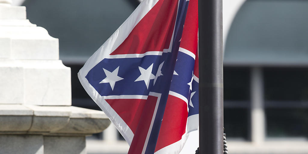 Eine Ehrengarde der South Carolina Higway Patrol holt die umstrittene Konföderierten-Flagge vor dem State House in Columbia ein.