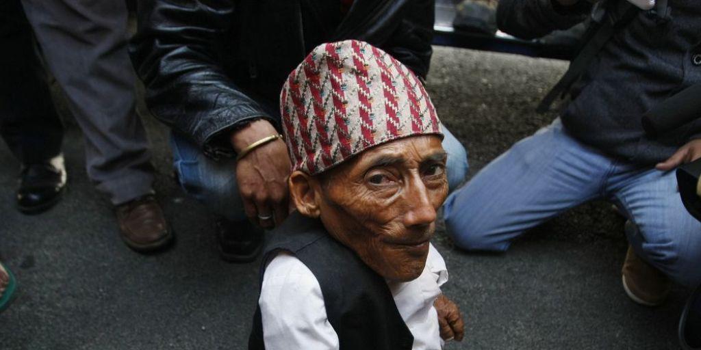 Der Nepalese Chandra Bahadur Dangi galt mit 54,6 Zentimetern Körpergrösse als kleinster Mann der Welt. Im Alter von 76 Jahren ist er gestorben. Der Nepalese Chandra Bahadur Dangi galt mit 54,6 Zentimetern Körpergrösse als kleinster Mann der Welt. Im Alter von 76 Jahren ist er gestorben.