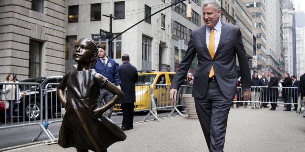New Yorks Bürgermeister Bill de Blasio trifft sich mit dem "Fearless Girl". Die mutige Bronzestatue bleibt bis mindestens März 2018 in der Stadt. (Archiv) New Yorks Bürgermeister Bill de Blasio trifft sich mit dem "Fearless Girl". Die mutige Bronzestatue bleibt bis mindestens März 2018 in der Stadt. (Archiv)