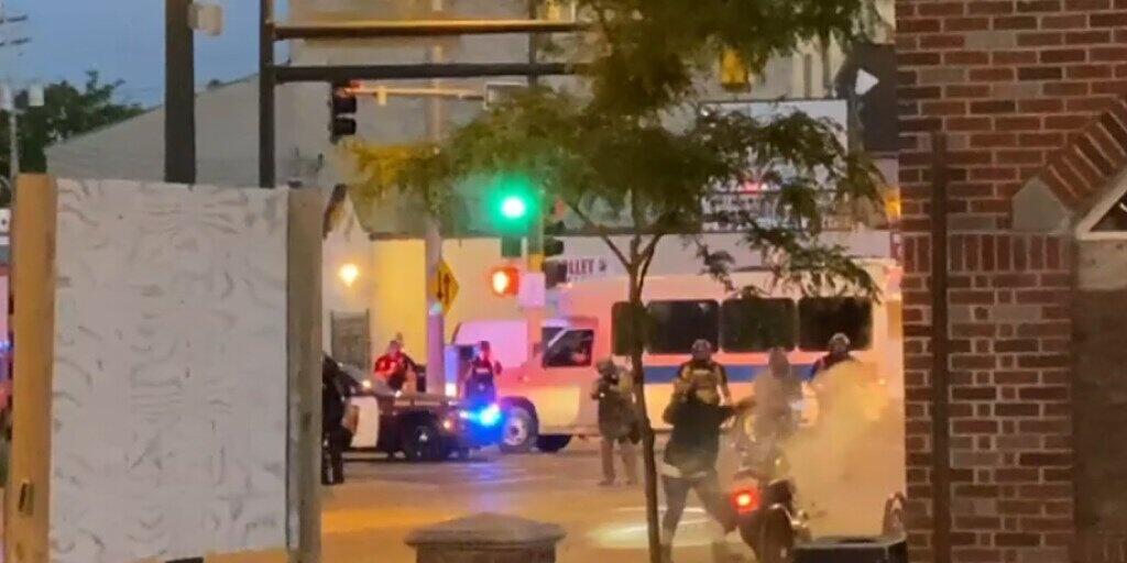 Schweizer Journalisten filmen den Einsatz von Gummischrot der Polizei in Minneapolis. (Fernsehbild)