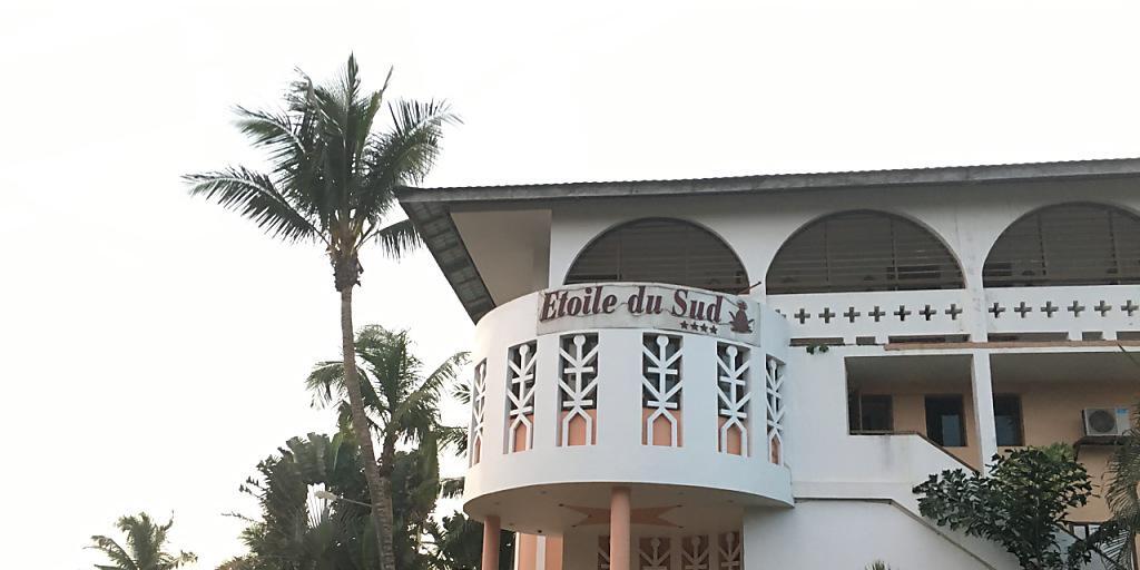 Ein Soldat bewacht ein Hotel in in Grand Bassam, Elfenbeinküste, nach dem Anschlag mit 19 Toten - weitere Verdächtige wurden festgenommen. (Archivbild)