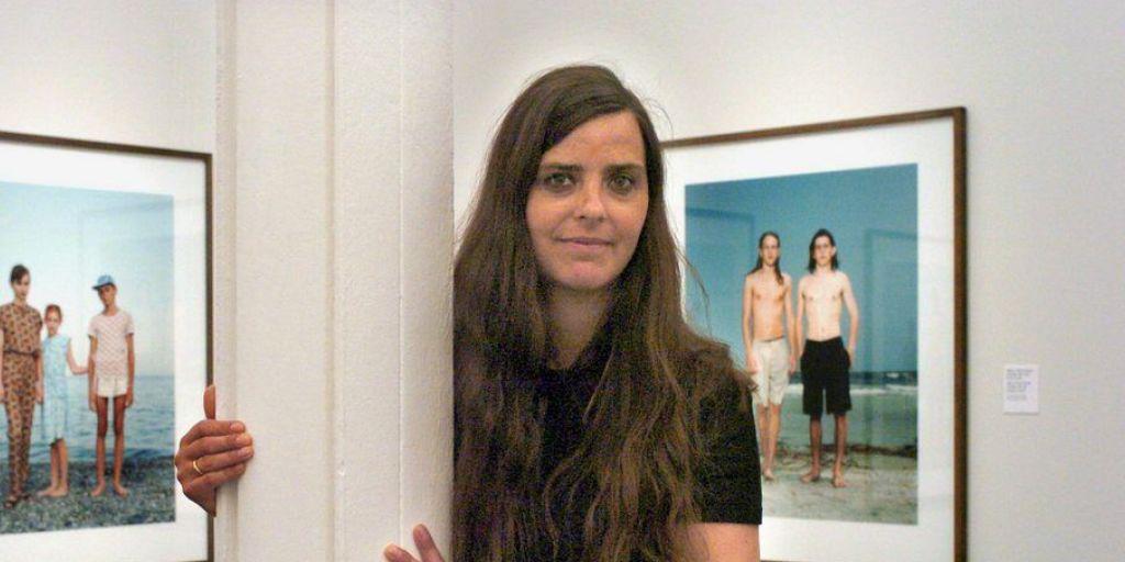 Die holländische Fotografin Rineke Dijkstra - hier vor zwei Ihrer Bilder - erhält den renommierten Hasselblad-Preis. (Archivbild) Die holländische Fotografin Rineke Dijkstra - hier vor zwei Ihrer Bilder - erhält den renommierten Hasselblad-Preis. (Archivbild)