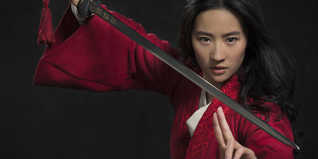 HANDOUT - Mulan (Yifei Liu) zückt das Schwert in einer Szene des Films «Mulan» (undatierte Aufnahme). Wegen der Corona-Pandemie ist der Film am 04.09.2020 nicht im Kino, sondern beim Streamingdienst Disney+ angelaufen. Foto: Stephen Tilley/Disney Enterprises, Inc./dpa - ACHTUNG: Nur zur redaktionellen Verwendung im Zusammenhang mit einer Berichterstattung über den Film und nur mit vollständiger Nennung des vorstehenden Credits