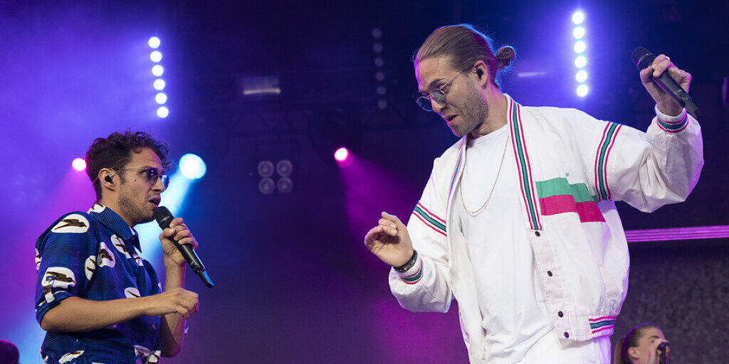 Dreimal "über ds Chrüz": Im Berner Casino spielt das Popduo Lo & Leduc (hier am diesjährigen Gurtenfestival) für einmal nicht mit seiner Band, sondern mit dem Berner Symphonieorchester. (Keystone/PETER KLAUNZER) Dreimal "über ds Chrüz": Im Berner Casino spielt das Popduo Lo & Leduc (hier am diesjährigen Gurtenfestival) für einmal nicht mit seiner Band, sondern mit dem Berner Symphonieorchester. (Keystone/PETER KLAUNZER)
