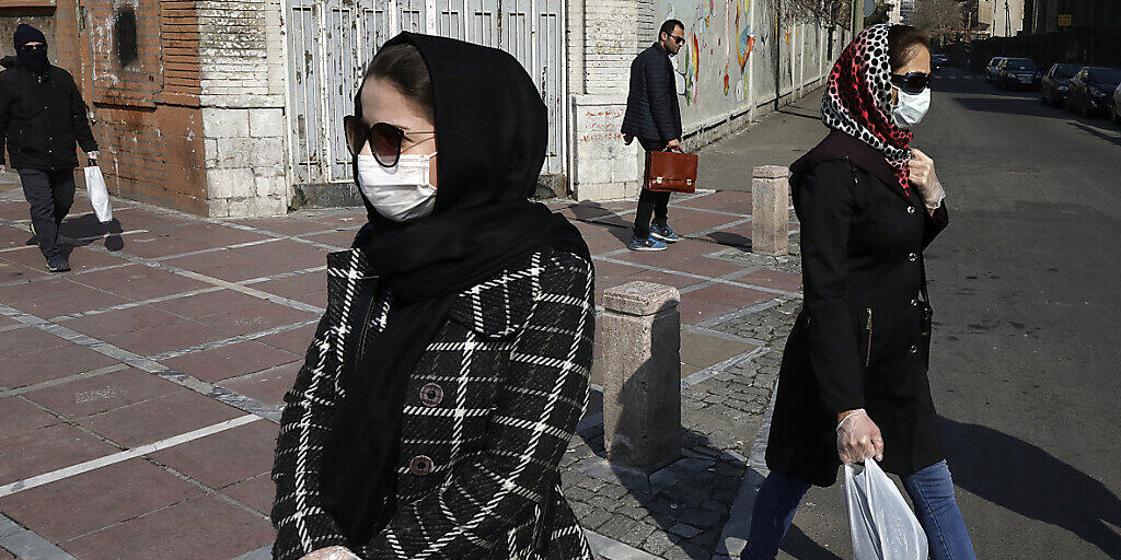 In zahlreichen iranischen Provinzen sind die Freitagsgebete wegen des Coronavirus abgesagt worden. Schulen, Universitäten, Kinos und Konzertsäle sind geschlossen und viele Iraner tragen in der Öffentlichkeit Masken und Handschuhe.