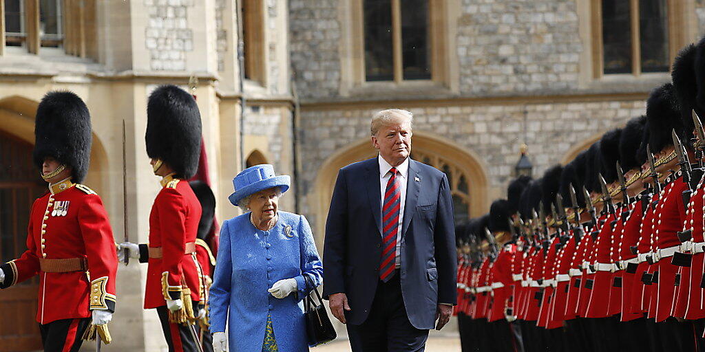 Abschreiten der Ehrengarde: Königin Elizabeth II. mit US-Präsident Donald Trump vor Schloss Windsor.