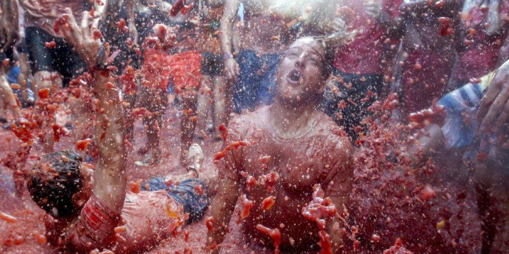 Kindertraum: Einmal im Jahr dürfen sich Einwohner und Touristen in der ostspanischen Stadt Buñol mit Tomaten bewerfen und in der Tomatenbrühe suhlen.