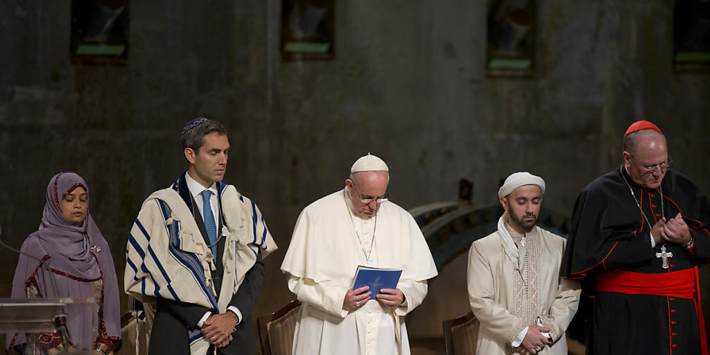 Das Oberhaupt der römisch-katholischen Kirch umrahmt von Mitgliedern anderer Religionsgemeinschaften bei einer Gedenkfeier am Ground Zero in New York