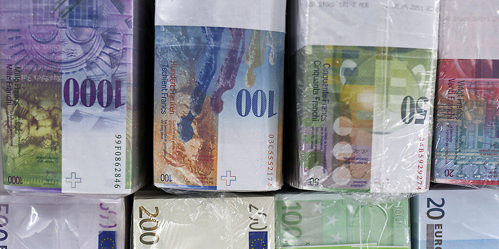 Die EU-Finanzminister haben am Dienstag in Brüssel eine schwarze Liste mit 15 Steueroasen verabschiedet. Die Schweiz bleibt vorläufig auf der grauen Liste. (Archiv)