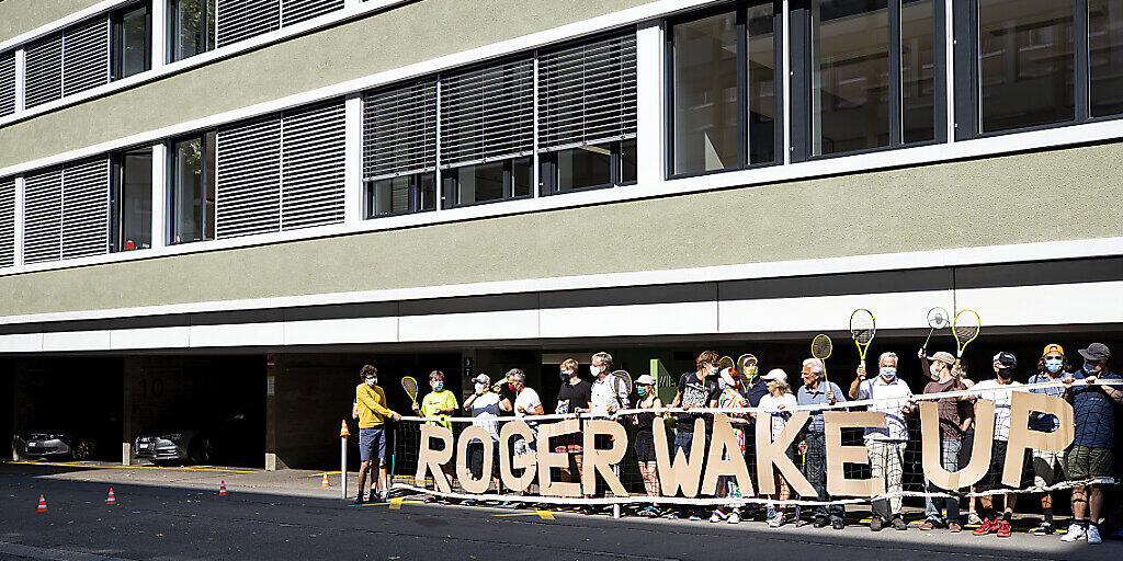 In Zürich demonstrierten Vertreterinnen und Vertreter der Koalition "Roger Wake Up Now" vor dem Sitz der Roger Federer Foundation.