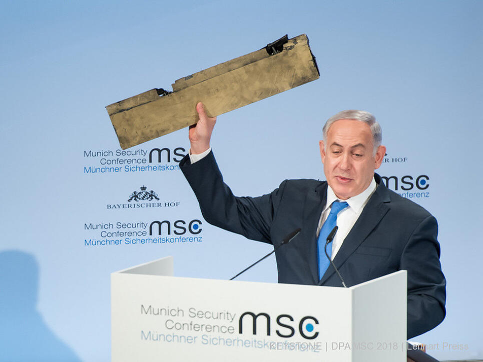 Der israelische Ministerpräsident nutzt seinen ersten Auftritt bei der Münchner Sicherheitskonferenz für klare Ansagen an Teheran. Im Gepäck hat er dabei ein überaus ungewöhnliches Utensil: Das Trümmerteil einer abgeschossenen Drohne.