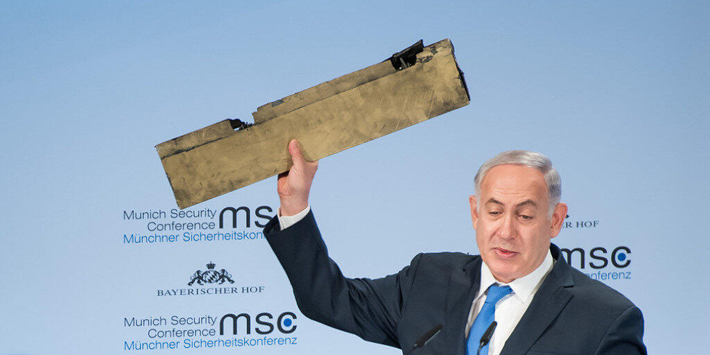 Der israelische Ministerpräsident nutzt seinen ersten Auftritt bei der Münchner Sicherheitskonferenz für klare Ansagen an Teheran. Im Gepäck hat er dabei ein überaus ungewöhnliches Utensil: Das Trümmerteil einer abgeschossenen Drohne.