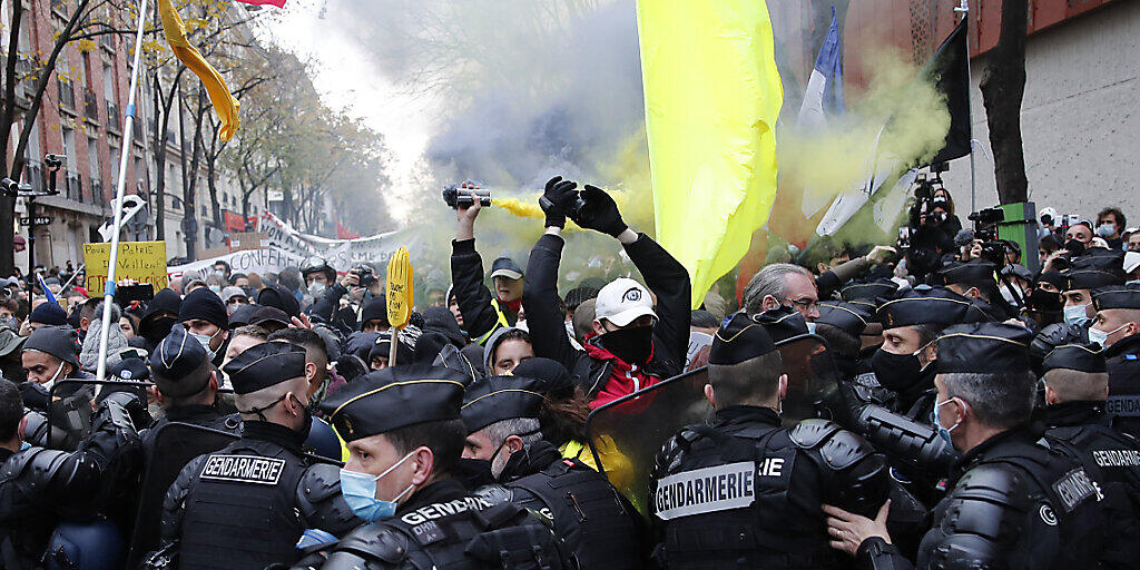 Polizisten blockieren Demonstranten bei einem Protest gegen Polizeigewalt und Rassismus. Der Protest bezieht sich auf Aufnahmen eines Vorfalls im vergangenen Monat, bei dem Polizisten einen Schwarzen geschlagen haben sollen. Foto: Francois Mori/AP/dpa Polizisten blockieren Demonstranten bei einem Protest gegen Polizeigewalt und Rassismus. Der Protest bezieht sich auf Aufnahmen eines Vorfalls im vergangenen Monat, bei dem Polizisten einen Schwarzen geschlagen haben sollen. Foto: Francois Mori/AP/dpa